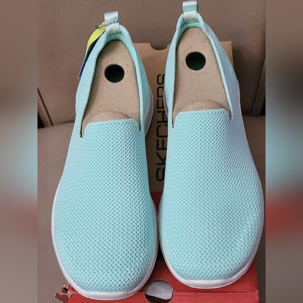 Skechers Women's..... Size 6....NEW